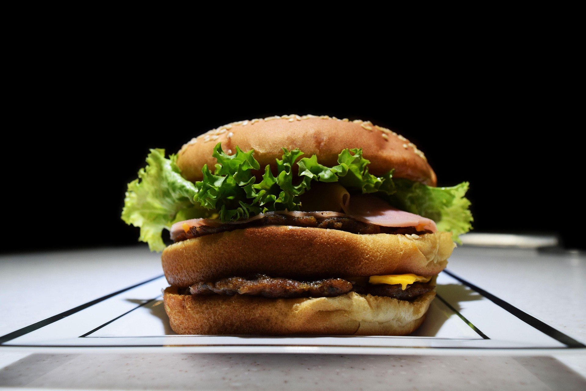 smash burger dans une assiette